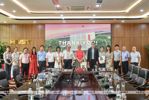 Lãnh đạo Đại học Bách khoa Hà Nội và Đoàn công tác Đại sứ quan Hoà Kỳ tại Việt Nam chụp ảnh kỷ niệm