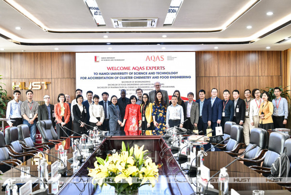 HUST leaders, faculty, and AQAS delegation at the closing session.