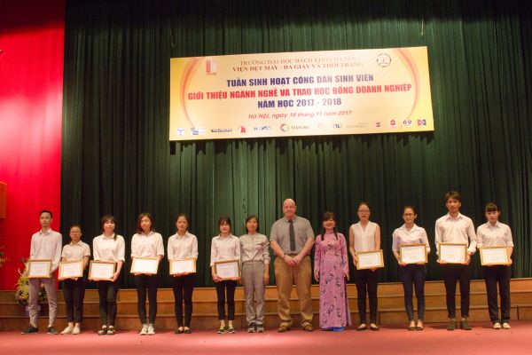 Gần 300 triệu học bổng từ doanh nghiệp cho sinh viên Viện Dệt may - Da giầy và Thời trang