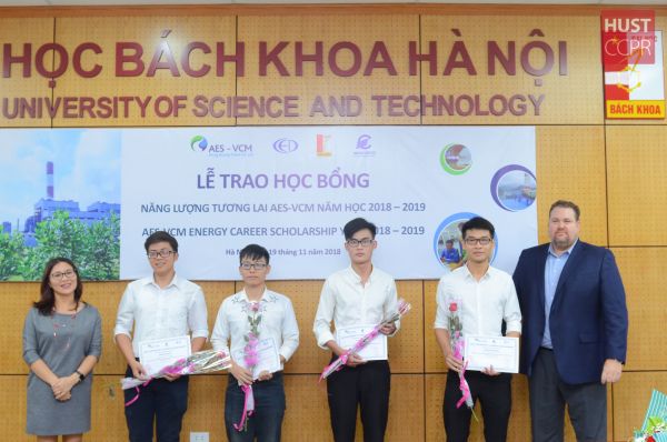 20 sinh viên ngành điện nhận học bổng năng lượng tương lai AES-VCM