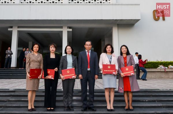 Trao Giấy chứng nhận đạt tiêu chuẩn chức danh GS, PGS cho 32 nhà giáo ĐH Bách khoa Hà Nội