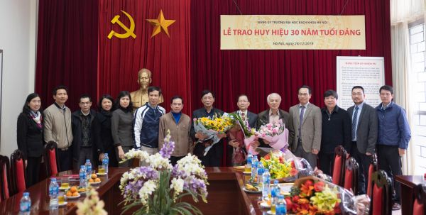 4 đồng chí thuộc Đảng bộ ĐH Bách khoa Hà Nội vinh dự nhận Huy hiệu 30 năm tuổi Đảng