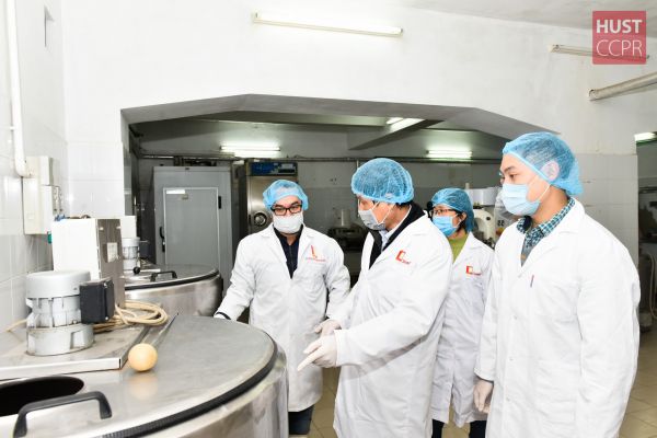 ĐH Bách khoa Hà Nội sản xuất dung dịch khử khuẩn lượng lớn phòng, chống virus Corona