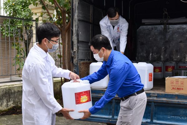 ĐH Bách khoa Hà Nội tặng 500 lít dung dịch sát khuẩn cho người dân vùng dịch xã Sơn Lôi (Vĩnh Phúc)