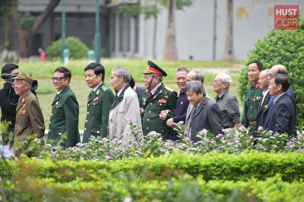 Thế hệ Bách khoa Hà Nội xếp bút nghiên lên đường nhập ngũ