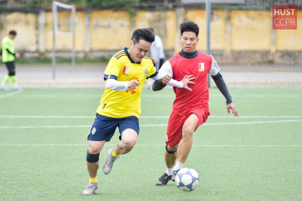 Nam cán bộ Bách khoa Hà Nội trổ tài trên sân cỏ