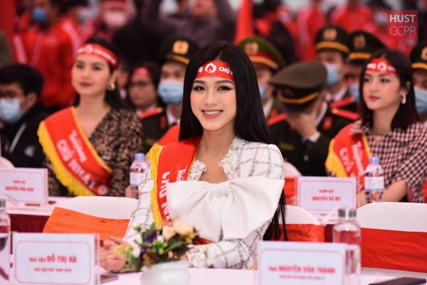 ‘Chủ nhật Đỏ’ tại Bách khoa Hà Nội thu hút hàng nghìn người