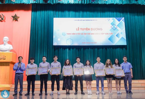 Tuyên dương Sinh viên 5 Tốt Bách khoa Hà Nội