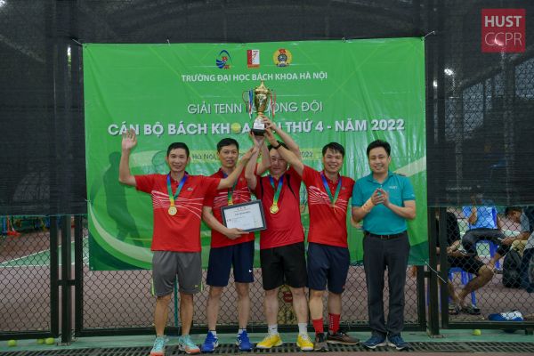 Liên quân Khoa Lý luận Chính trị - Viện Kỹ thuật Hóa học chiến thắng chung cuộc Giải Tennis Đồng đội Bách khoa Hà Nội 2022