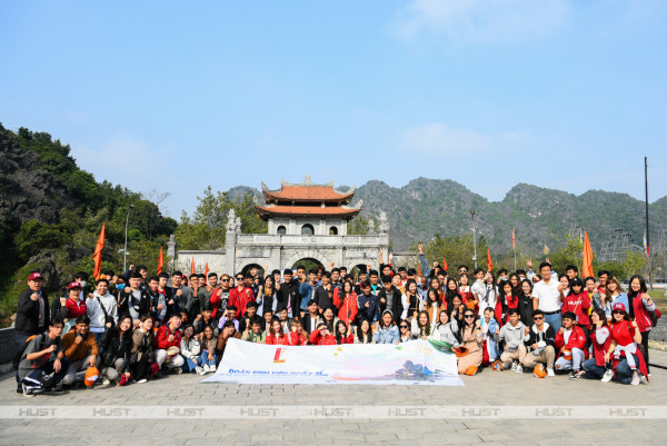 More than 150 overseas students enjoyed the trip to Ninh Binh province