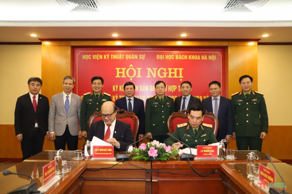 PGS. Huỳnh Quyết Thắng - Giám đốc Đại học Bách khoa Hà Nội và Trung tướng GS. Lê Minh Thái - Giám đốc Học viện Kỹ thuật Quân sự ký kết biên bản ghi nhớ hợp tác giữa hai đơn vị