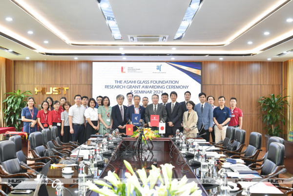 Lãnh đạo, giảng viên Đại học Bách khoa Hà Nội chụp ảnh kỷ niệm cùng đoàn công tác Asahi Glass Foundation