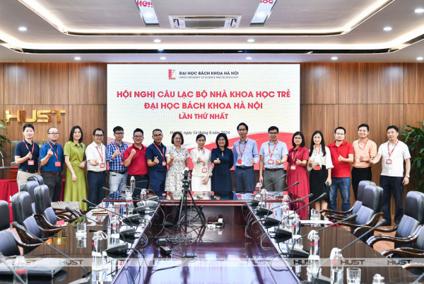 Ban Chủ tịch lâm thời và các thành viên CLB Nhà khoa học trẻ chụp ảnh kỷ niệm