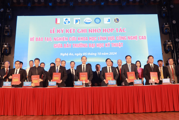 PGS. Huỳnh Quyết Thắng (hàng trên, thứ ba từ trái qua) - Giám đốc ĐHBK Hà Nội và lãnh đạo 6 trường ĐH kỹ thuật ký kết hợp tác toàn diện xây dựng nguồn nhân lực CLC