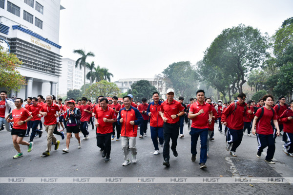 Thầy - trò Bách khoa Hà Nội chào mừng Ngày Thể thao Việt Nam 27/3, chạy vì sức khỏe cộng đồng