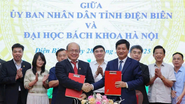 Đồng chí Lê Thành Đô, Chủ tịch Ủy ban nhân dân tỉnh Điện Biên và Phó Giáo sư, Tiến sĩ Huỳnh Quyết Thắng, Giám đốc Đại học Bách Khoa Hà Nội trao biên bản ký kết thỏa thuận hợp tác.