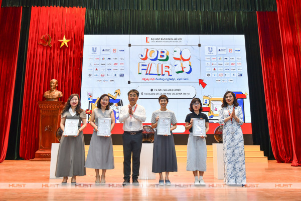 Sức hút của sinh viên Bách khoa Hà Nội tại Job Fair 2025