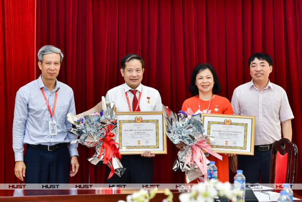 GS. Lê Anh Tuấn - Bí thư Đảng ủy, Chủ tịch HĐĐH và PGS. Trần Ngọc Khiêm - UVTV, Chủ nhiệm Ủy ban Kiểm tra, PGĐ đại học - trao Huy hiệu 30 năm tuổi Đảng và tặng hoa chúc mừng hai đồng chí: Nguyễn Thị Thu Thủy và Lê Hồng Hải