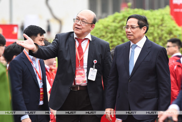 PGS. Huỳnh Quyết Thắng - Giám đốc ĐHBK Hà Nội (trái) đón Thủ tướng Chính phủ Phạm Minh Chính dự Lễ Phát động phong trào và ra mắt nền tảng “Bình dân học vụ số” tổ chức tại ĐHBK Hà Nội (tháng 3/2025)