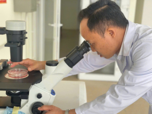 PGS. Phạm Hùng Vượng nghiên cứu trong phòng thí nghiệm