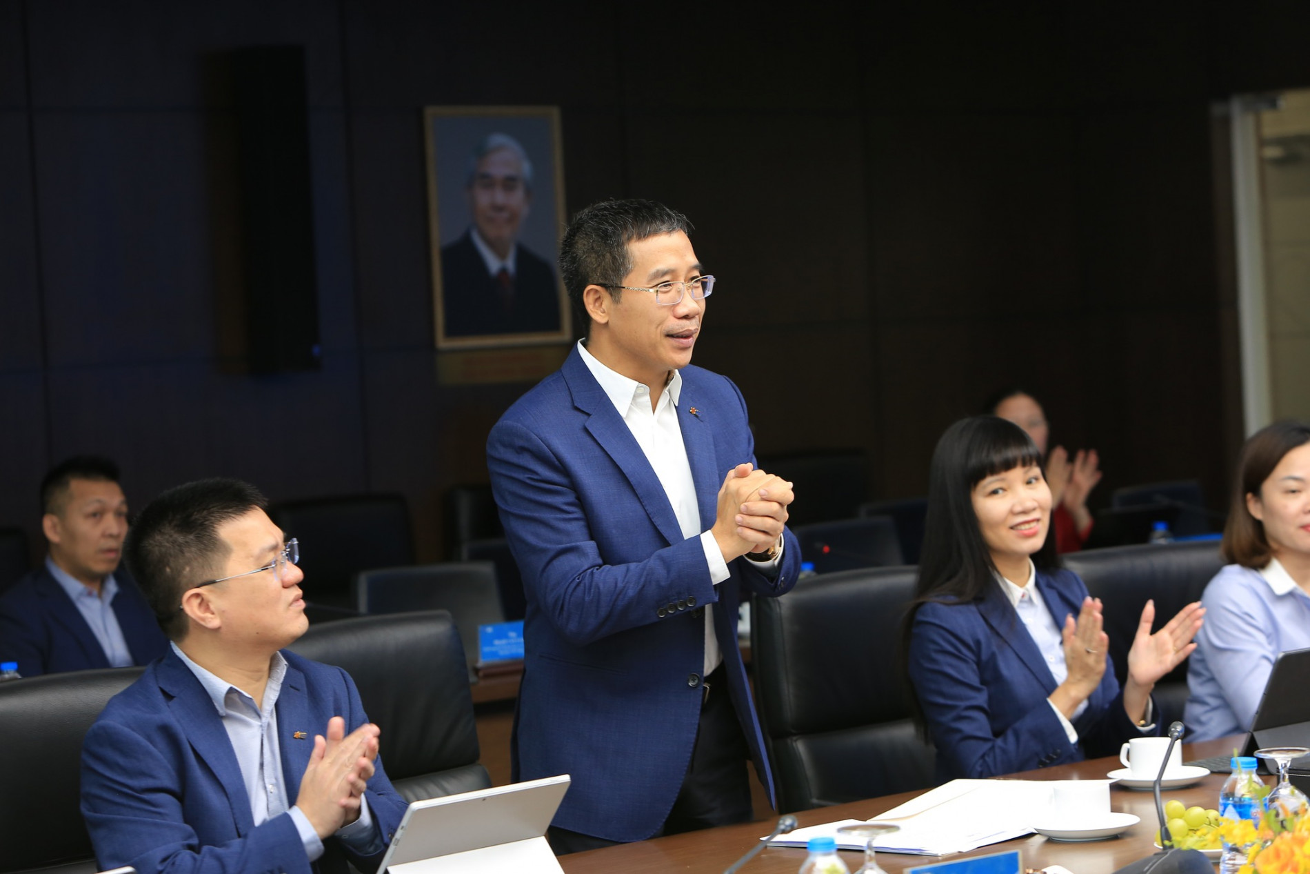 Đại tá Lưu Trung Thái – Phó Chủ tịch HĐQT, Tổng Giám đốc Ngân hàng TMCP Quân đội (giữa) và ông Nguyễn Xuân Học – Thành viên Ban Điều hành, Giám đốc CNTT Tập đoàn (bên trái ảnh) tại buổi lễ