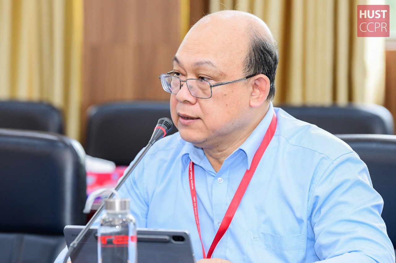 PGS. Huỳnh Quyết Thắng, Hiệu trưởng Đại học Bách khoa Hà Nội phát biểu tại buổi lễ. Ảnh: Duy Thành