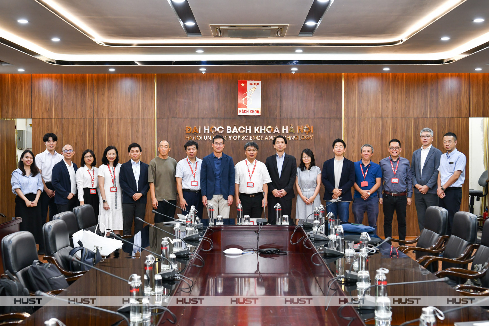 Đại diện các doanh nghiệp chụp ảnh kỷ niệm cùng cán bộ, giảng viên Đại học Bách khoa Hà Nội