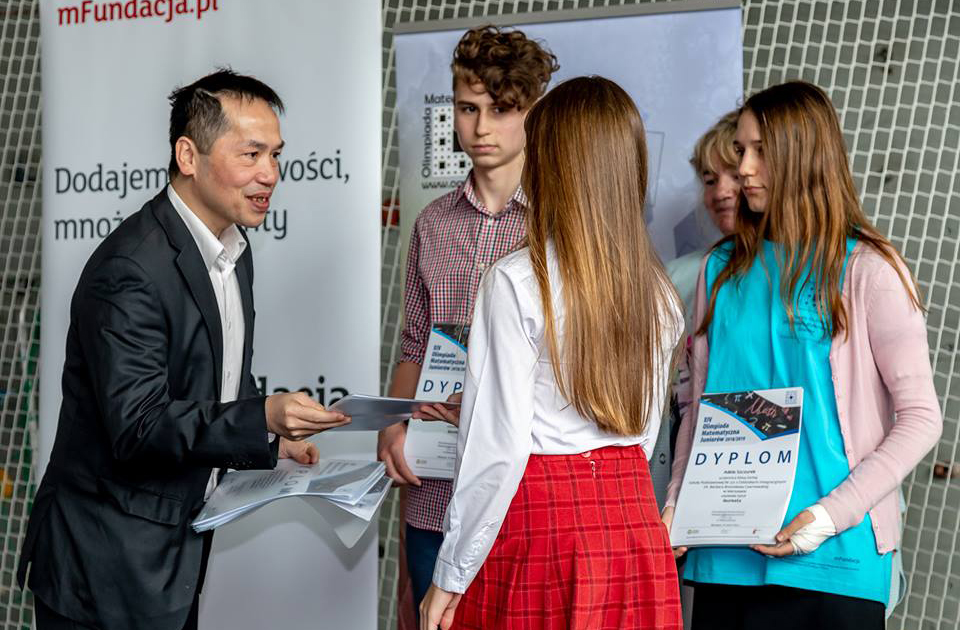 GS. TSKH Nguyễn Hùng Sơn (bìa trái) trao thưởng cho các em học sinh đạt giải trong kỳ thi Olympic Toán Balan năm 2018