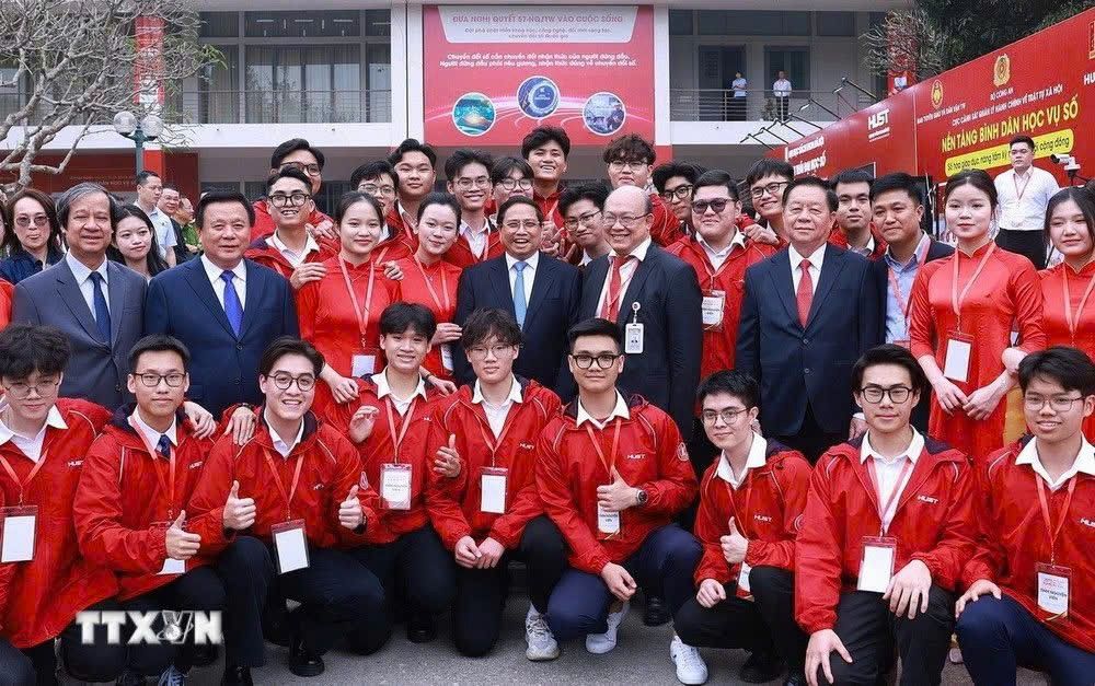 Thủ tướng Phạm Minh Chính cùng cán bộ, giảng viên, sinh viên Đại học Bách khoa Hà Nội tham dự Lễ phát động phong trào “Bình dân học vụ số”