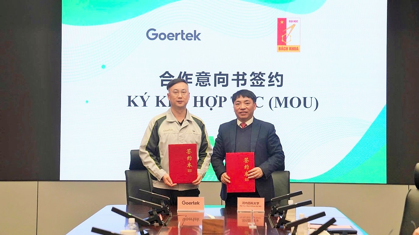 Assoc. Prof. Tran Ngoc Khiem (right), Vice President of HUST, and Garth Gao (left), Vice President of Goertek Inc., exchange an MoU.