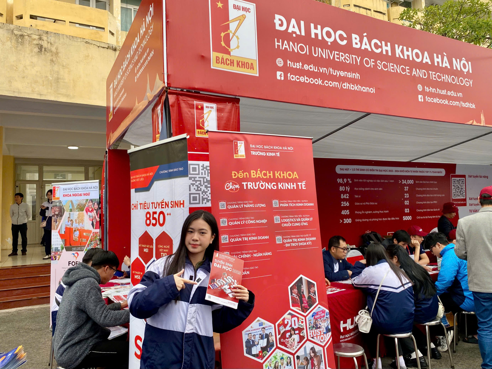 Vũ Thảo Vy - học sinh Trường THPT Ngô Quyền check-in trước khu tư vấn Đại học Bách khoa Hà Nội