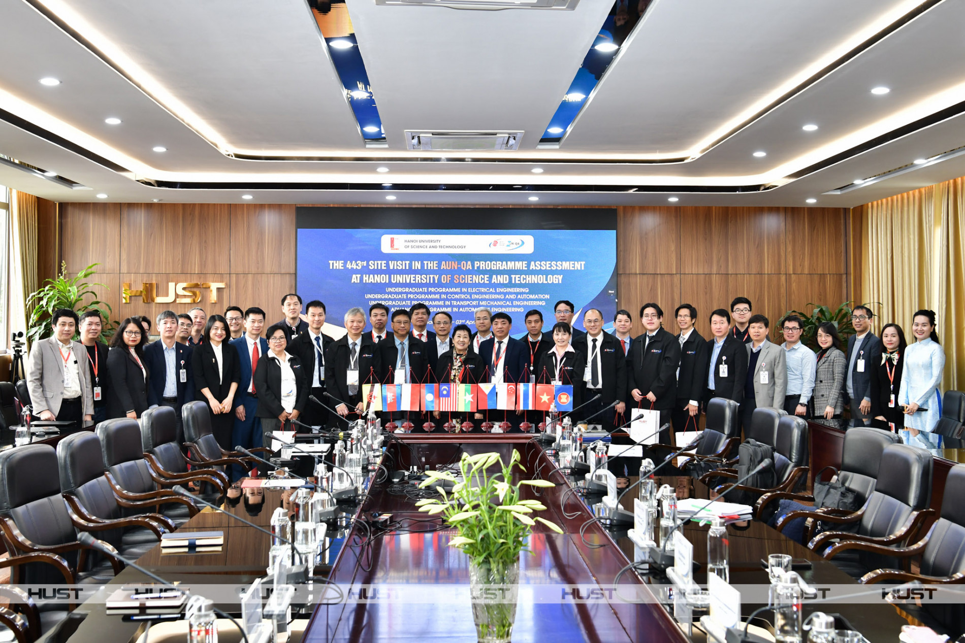 Đoàn chuyên gia AUN-QA chụp ảnh cùng Ban Giám đốc và lãnh đạo, giảng viên các đơn vị Đại học Bách khoa Hà Nội tại phiên khai mạc