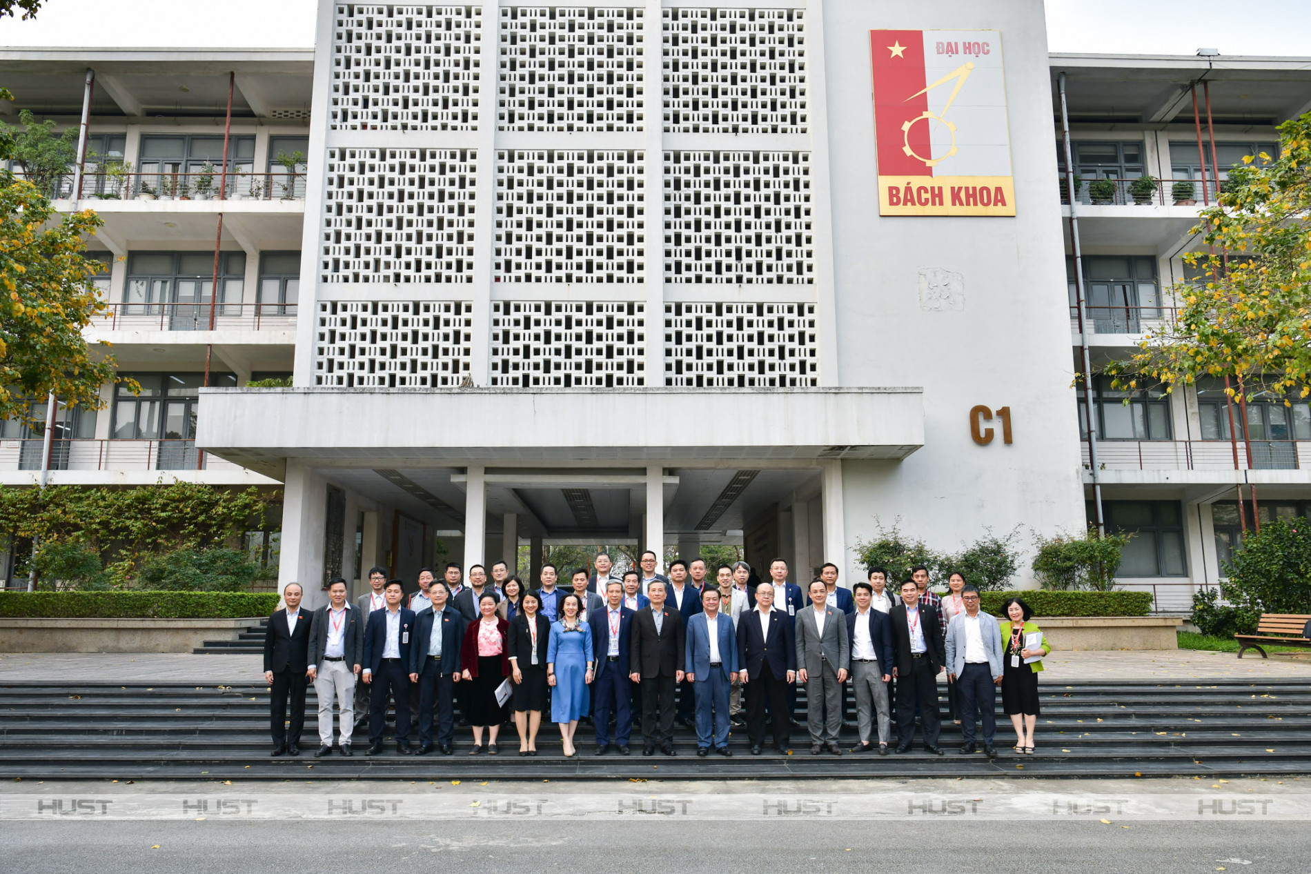 Đoàn công tác Uỷ ban Khoa học Công nghệ và Môi trường của Quốc hội chụp ảnh kỷ niệm cùng cán bộ, giảng viên Đại học Bách khoa Hà Nội