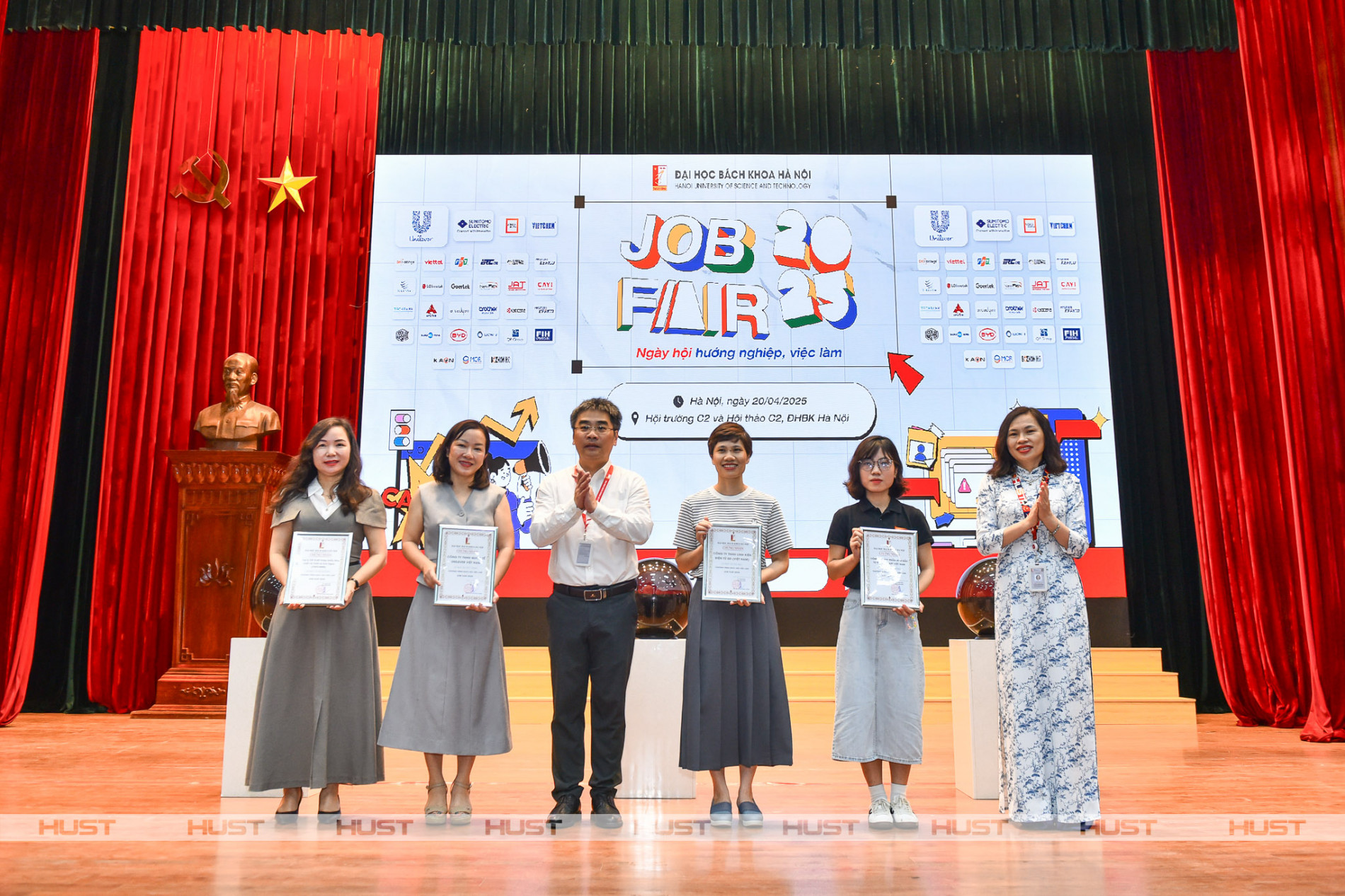 Sức hút của sinh viên Bách khoa Hà Nội tại Job Fair 2025