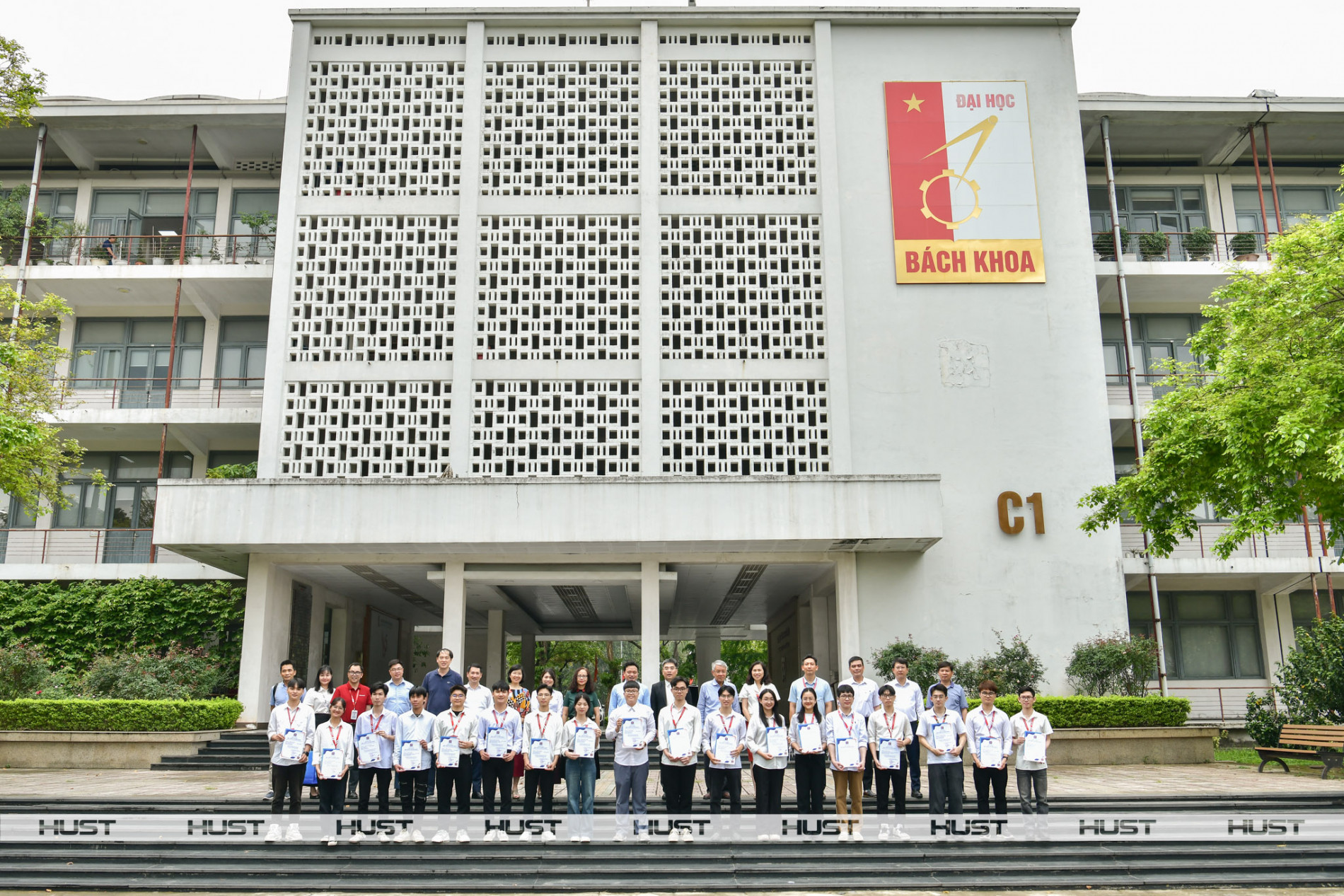 Tập đoàn Xăng dầu Việt Nam trao 20 suất học bổng cho sinh viên Bách khoa Hà Nội