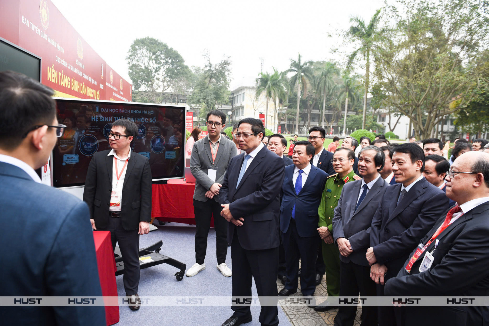 Thủ tướng Phạm Minh Chính nghe chuyên gia Bách khoa giới thiệu về hệ sinh thái đại học số