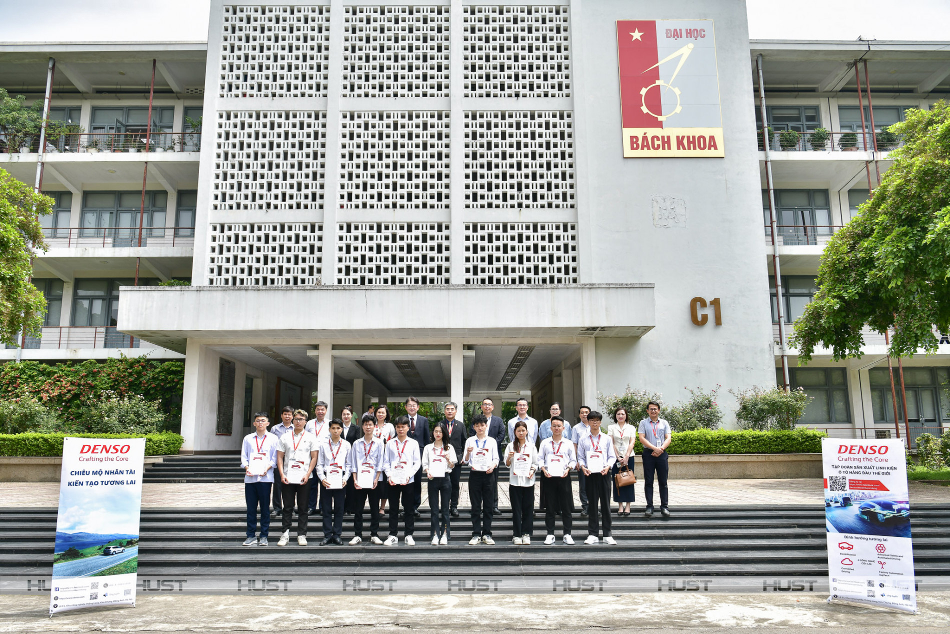 Hơn 1 tỷ đồng học bổng được trao cho sinh viên Bách Khoa Hà Nội chỉ trong 2 ngày