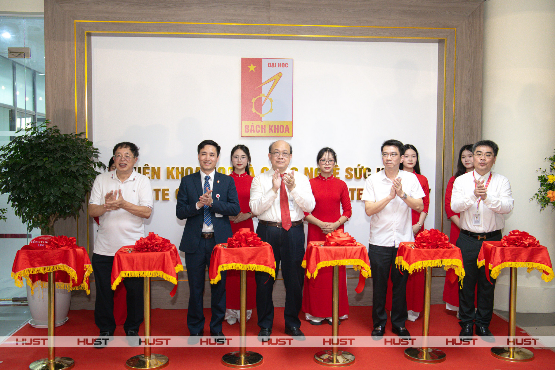 Các đại biểu thực hiện nghi thức cắt băng khánh thành Văn phòng Viện Khoa học và Công nghệ Sức khoẻ