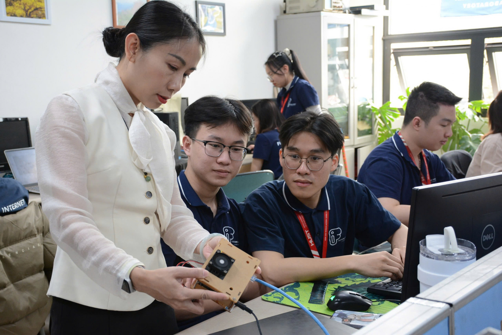 PGS. Trương Thu Hương hướng dẫn sinh viên nghiên cứu