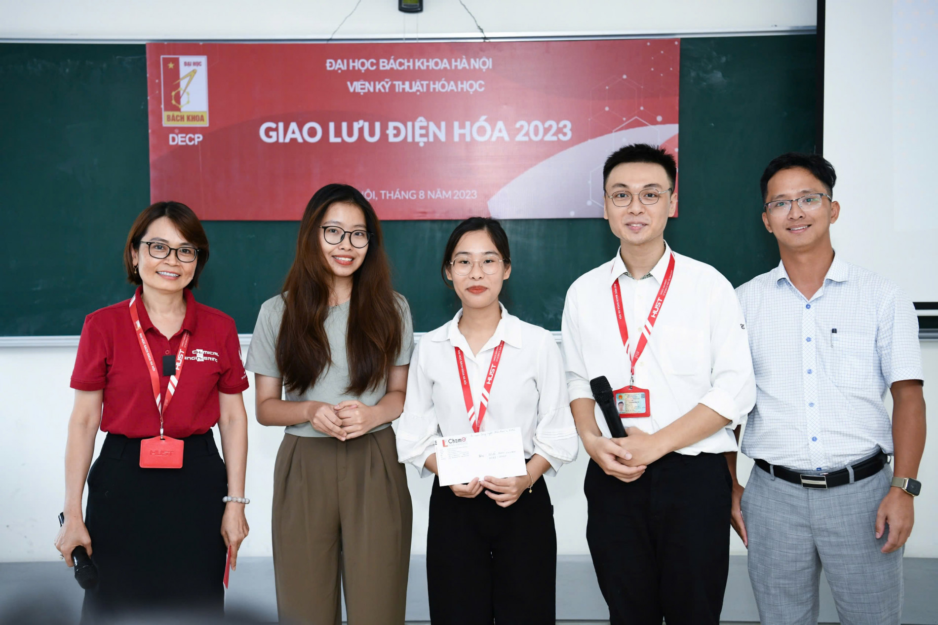 CSV Nguyễn Mạnh Cường (bìa phải) cùng các giảng viên Bách khoa trao học bổng cho sinh viên