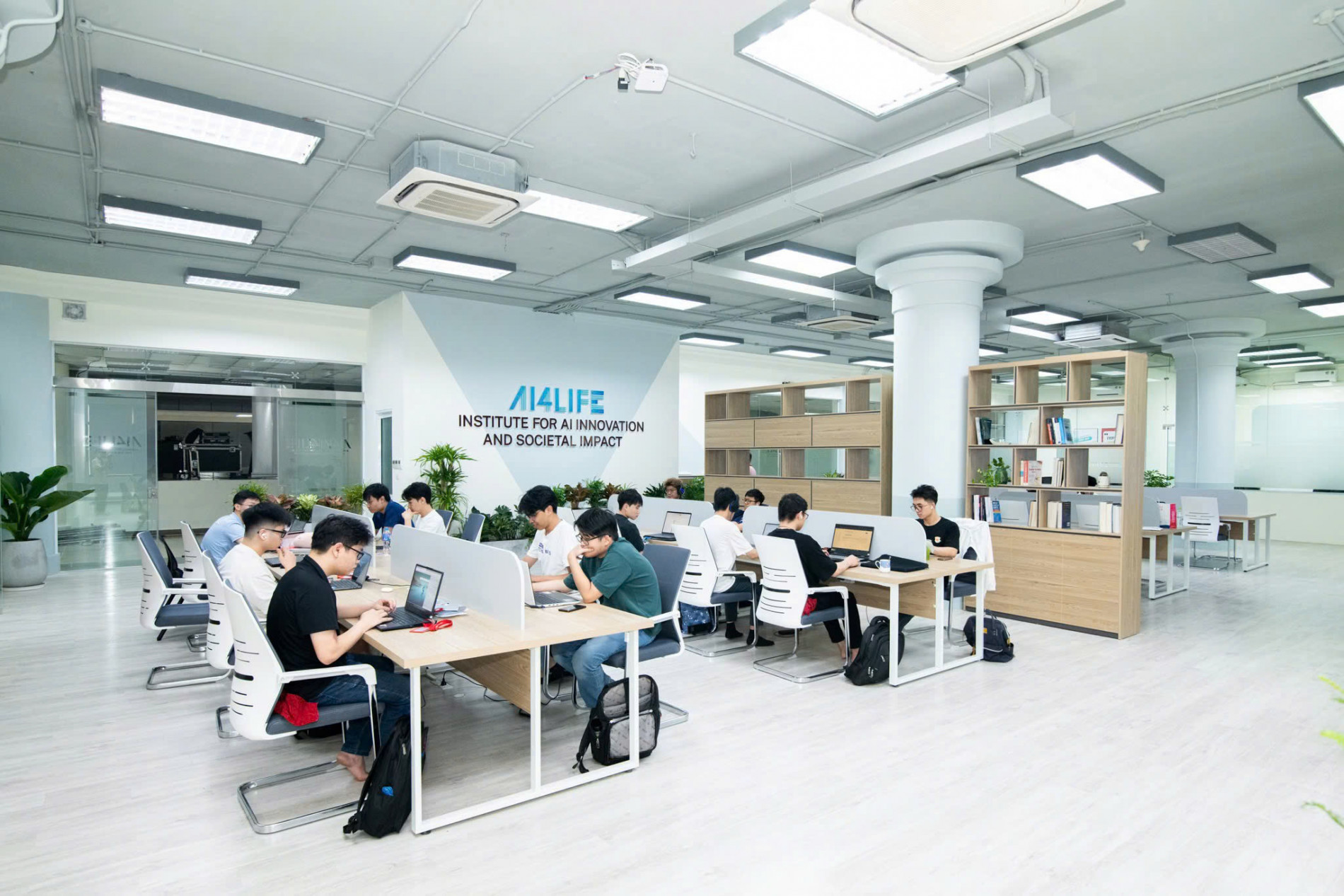 Các sinh viên Bách khoa nghiên cứu ứng dụng AI tại Viện AI4Life, ĐHBK Hà Nội